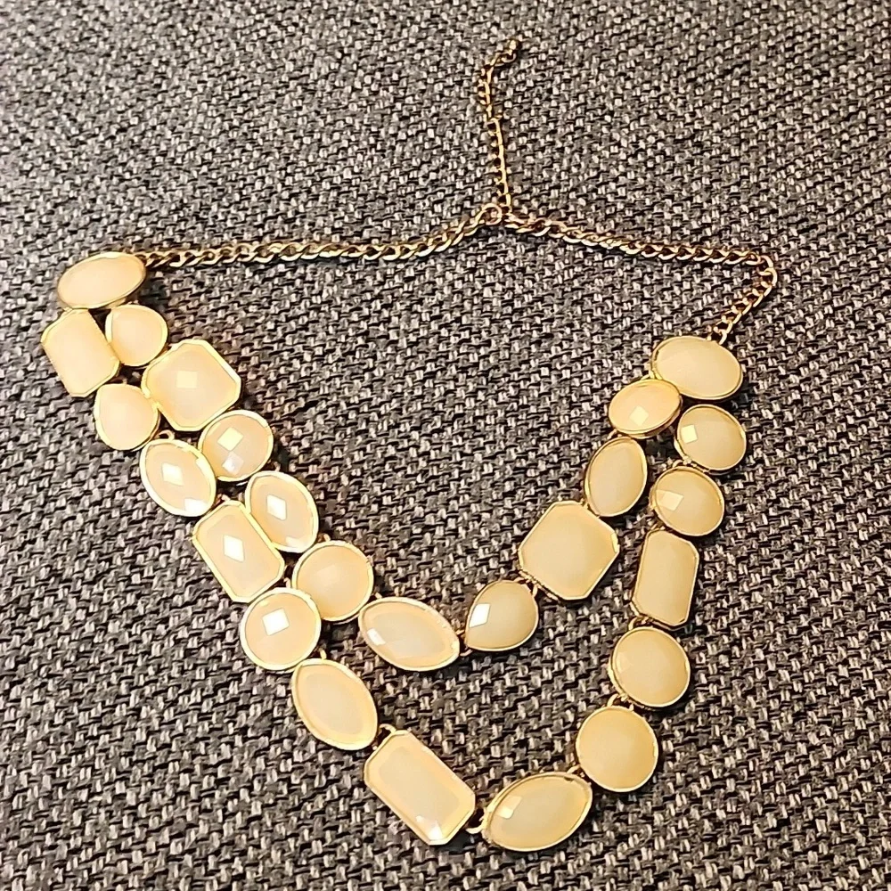 Gold statment necklace - Picture 3 of 4